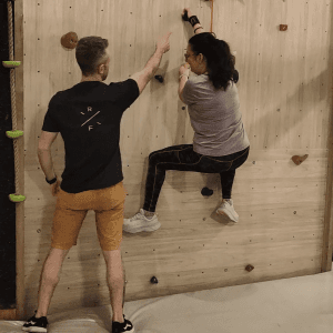 Tu juegas 4 veces. Nosotros entendemos mucho mas.